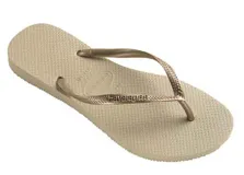 Chancletas Havaianas modelo Slim de color dorado, con suela de goma texturizada y tiras finas metálicas.