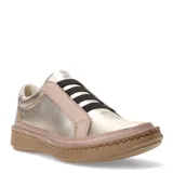 Zapatos casuales tipo slip-on con acabado metalizado en tono dorado, detalles en cuero rosado y bandas elásticas negras sobre el empeine. Presenta una suela de goma con costura decorativa estilo yute.