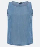 Musculosa de jean celeste con escote en U y corte recto.