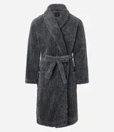 Bata de baño gris confeccionada en plush con textura acanalada. Tiene lazo en la cintura y bolsillos delanteros.