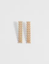 Par de caravanas largas plateadas con diseño de eslabones articulados.