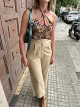 Pantalón sastrero color beige, corte wide leg con pinzas delanteras.