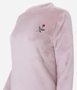 Pijama de dos piezas confeccionado en tejido fleece de tacto suave. La blusa es de cuello redondo y manga larga, con un pequeño bordado de flor en el pecho. El pantalón presenta un diseño de rayas verticales y cintura elástica.
