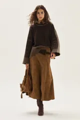 Sweater de tejido de punto en color beige, con mangas largas que presentan detalles de textura en relieve y paneles laterales en tono gris. Confeccionado en lana italiana, cuenta con puños acanalados y detalles en lurex.