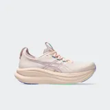 Championes de running Asics Gel Nimbus 28, color rosa claro con detalles en lila y suela en tonos azul y verde. Presentan tecnología PureGEL en el talón y entresuela FF BLAST PLUS para una amortiguación superior.