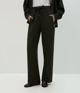 Pantalón de corte recto y calce suelto, confeccionado en tejido de viscosa, poliéster y elastano. Presenta cintura elástica con cordón ajustable con punteras metálicas, recortes frontales y bolsillos traseros.