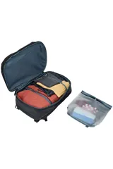 Mochila de viaje Thule Aion de 40 litros, color negro, con diseño ergonómico y compartimento acolchado para laptop de hasta 17 pulgadas. Incluye bolsa enrollable extraíble de TPU para artículos húmedos o sucios, bolsillos organizadores, correas de compresión internas y bolsillos laterales para botellas de agua. Fabricada con materiales reciclados y tejido de lona encerada resistente al agua.
