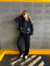 Pantalón cargo de pana negro con bolsillos laterales con solapa y cintura elástica.