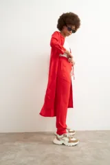 Pantalón de vestir o pijama de lino color rojo vibrante, de corte holgado y tiro alto con cordón ajustable en la cintura.