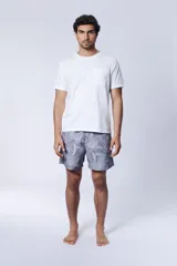Short de baño celeste con estampado de hojas de palmera en gris.