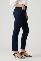 Jean de mujer Levi's 724 High Rise Straight, color azul oscuro, de tiro alto, ajustado en cadera y muslos, con pierna recta y cierre en bragueta.