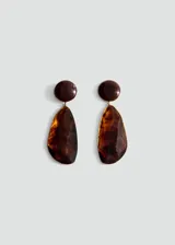 Aros colgantes con diseño de dos piezas, una circular superior y una gota inferior, elaborados en resina con efecto ámbar y herrajes de hierro.