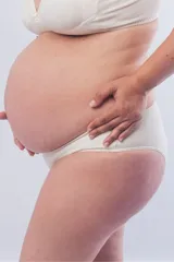Bombacha maternal de tiro bajo, diseñada para calzar debajo de la panza, confeccionada en algodón elastizado con refuerzo de algodón en el fundillo.