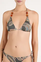 Top de bikini de corte triangular con tirantes ajustables para atar al cuello y la espalda. Cuenta con estampado estilo paisley en tonos oscuros y cuentas acrílicas en los breteles.