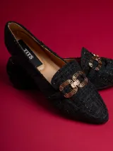 Chatitas negras de paño con aplique metálico dorado.