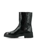 Bota de caña media confeccionada en cuero símil croco color negro con acabado charol. Cuenta con suela track de goma y cierre lateral interno.