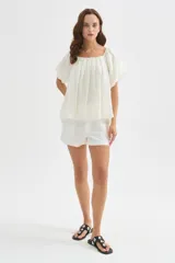 Short de viscosa color blanco, de tiro alto y diseño holgado.
