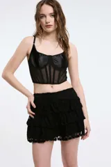 Bustier color borgoña con copas de satén y cuerpo de malla transparente con varillas verticales.