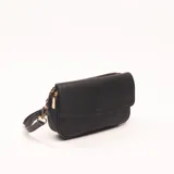 Bandolera negra con correa de mano y correa larga desmontable, cierre superior con cremallera dorada y solapa con broche imantado.