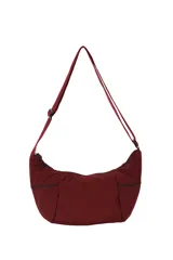 Bolso bandolera color gris oscuro, con diseño curvilíneo, correa ajustable y múltiples compartimentos con cierre. Presenta la inscripción "everyday wear" en la parte frontal.