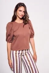 Remera color ladrillo de algodón peinado, de corte ajustado, con cuello redondo y mangas globo 3/4.