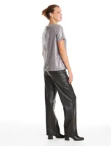 Blusa de manga corta con acabado de lentejuelas en color verde esmeralda, escote a la base y forro interno a tono.