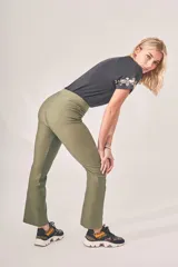 Pantalon de corte recto y tiro alto en color verde oliva, confeccionado en tela de gabardina con acabado liso.