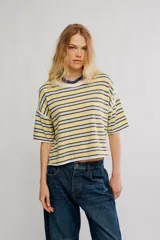 Remera de jersey de algodón con diseño de rayas horizontales en tonos amarillo, celeste y marrón, de calce corto y recto, con escote redondo en contraste, hombros caídos y mangas cortas anchas.