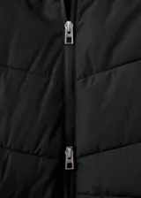 Chaqueta puffer acolchada color negro, con diseño recto, cuello alto y capucha. Cuenta con manga larga con puños elásticos, bolsillos laterales con cierre de cremallera y cierre frontal de cremallera doble. Incorpora acabado repelente al agua.