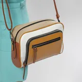 Cartera bandolera de diseño tricolor en tonos amarillo, marrón y negro, con múltiples compartimentos frontales con cierre y correa larga regulable y desmontable.