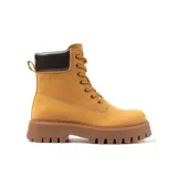 Borcegos de caña media color camel, confeccionados en material sintético con acabado mate. Presentan suela track de goma dentada en tono marrón, ojalillos metálicos, cordones al tono y detalle de cuello acolchado en color marrón oscuro.