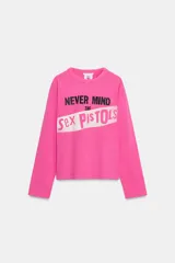 Remera de manga larga y cuello redondo en color fucsia, con estampa frontal de la banda Sex Pistols en contraste.