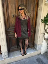 Camisa de denim color borgoña con efecto lavado, corte holgado, cuello clásico y cierre frontal con botones dorados.