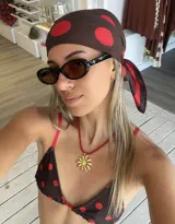Pañuelo cuadrado de diseño marrón con estampado de lunares rojos.
