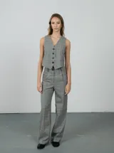 Pantalón de vestir gris con estampado de cuadros, corte recto y tiro alto.