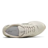 Championes New Balance modelo WLSLAKD1, color beige con detalles plateados y suela de goma marrón. Confeccionados en tela y gamuza, con el logo "N" en los laterales.