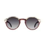 Lentes de sol redondos con montura de madera clara con vetas marrones y lentes degradadas grises.