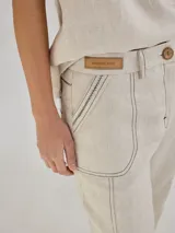 Pantalón largo negro de lino, corte cigarette, con bolsillos laterales y traseros. Presenta costuras a contratono en color crudo.