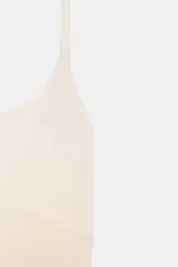 Top corto de cuello halter con diseño seamless, espalda descubierta y bajo recto.