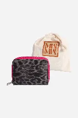 Billetera pequeña con cierre perimetral en color fucsia y cuerpo estampado con diseño animal print en tonos grises y negros. Incluye logo de la marca grabado en el frente y bolsa de tela protectora.