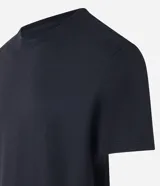 Remera de hombre de algodón color negro, corte comfort, cuello redondo y manga corta.