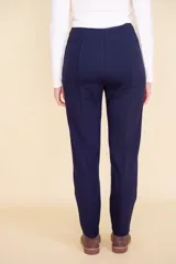 Pantalón de vestir azul marino, de corte recto, con bolsillos laterales y traseros. Se ajusta a la cintura con cierre invisible.