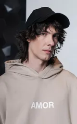 Hoodie oversize color gris topo, confeccionado en rústico de algodón, con capucha forrada, bolsillo canguro y costuras expuestas en mangas y ruedo. Presenta estampa gráfica en la espalda con la palabra AMOR y diversos motivos románticos.