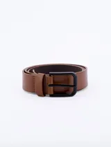 Cinturón marrón de cuero con hebilla metálica negra.