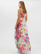 Vestido largo de chifón con estampado floral multicolor. Presenta cuello halter con plisado en el pecho, cintura drapeada y falda amplia con capas asimétricas que aportan movimiento. Incluye forro interior y cierre invisible en la espalda.