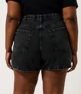 Short mom de jean color negro con lavado marmolado, cintura alta y calce holgado, con bolsillos funcionales y cierre frontal con botón y cremallera.