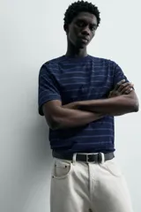 Camiseta de hombre regular fit, color azul marino con rayas horizontales en azul más claro. Tiene cuello redondo y manga corta, con un efecto lavado.