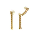 Par de aros colgantes asimétricos con cristales amarillos de talla cuadrada engarzados en metal dorado. Cierre de clip.