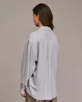Camisa gris de corte amplio con cuello clásico y frunces.