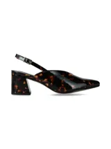 Zapato stiletto destalonado de cuero con estampado carey, diseño de punta fina, taco cuadrado forrado y tira ajustable con hebilla en el talón.